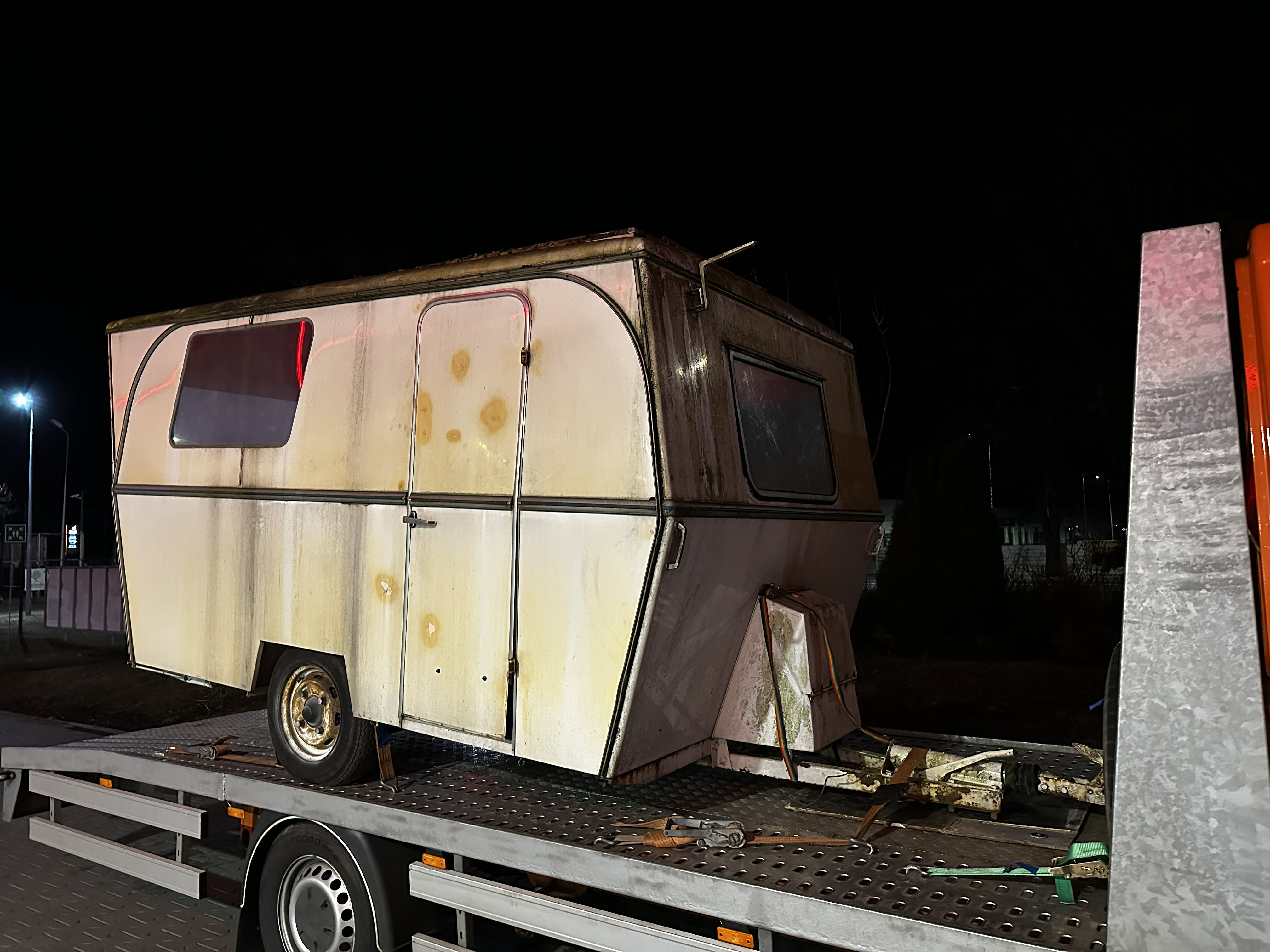 Transport samochodu zabytkowego autolawetą
