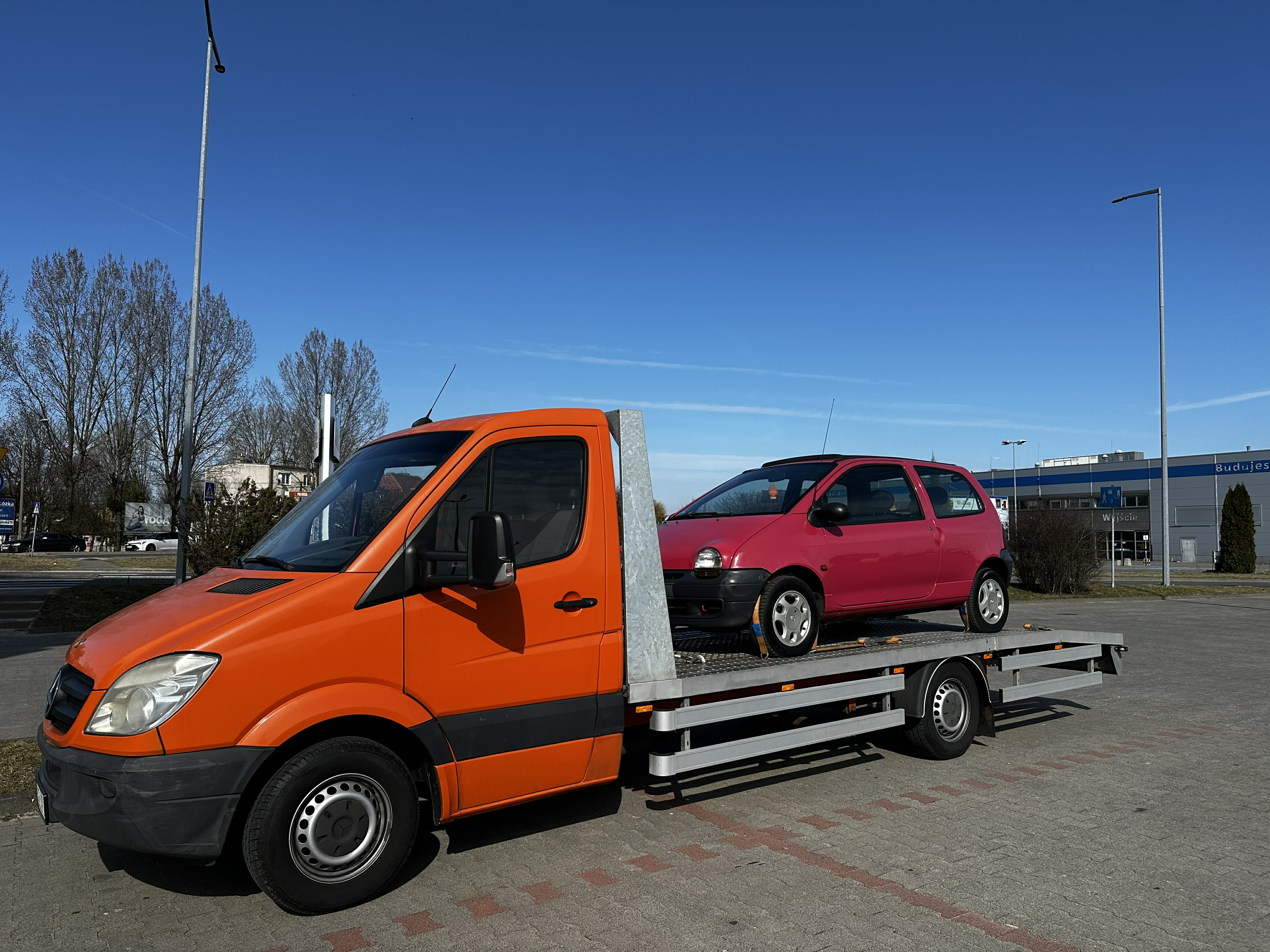 Transport przyczepy kempingowej autolawetą