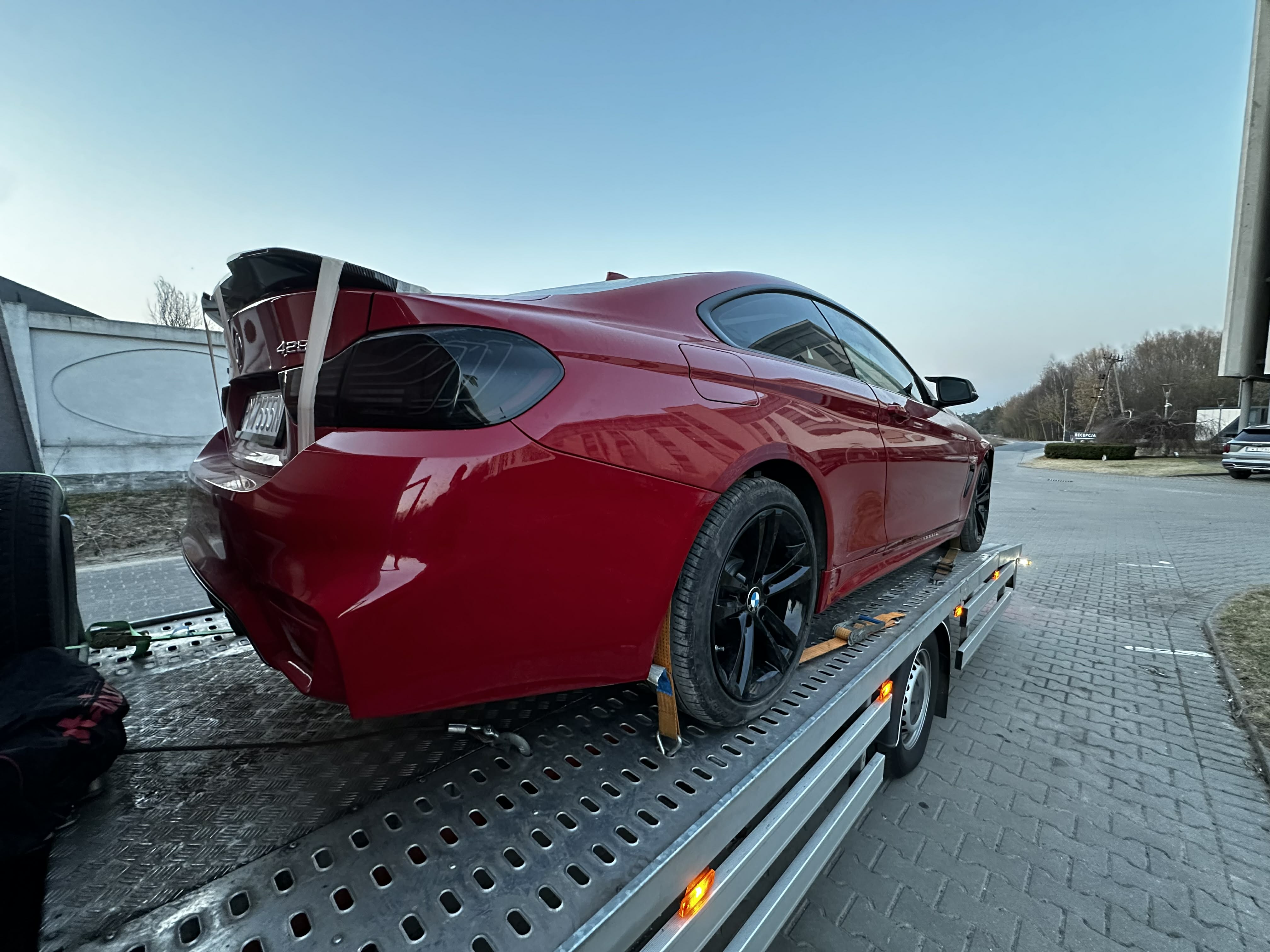 Transport pojazdu klasycznego na lawecie